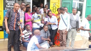 les vingt étudiants de la thématique droits de l'homme devant le bureau d'amnesty