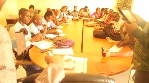 les vingt étudiants dans la salle de conférence de l'ONG MDT